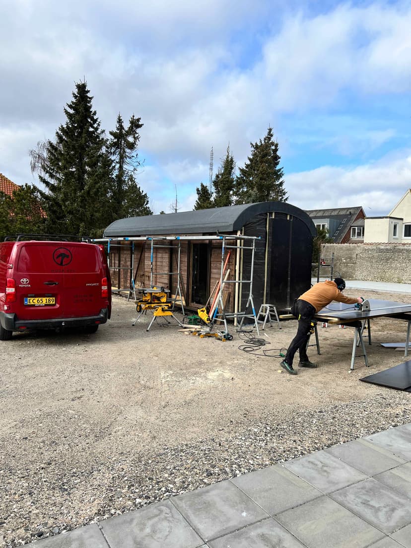 Tømrer fra MogaBYG arbejder på et byggeprojekt i Aarhus