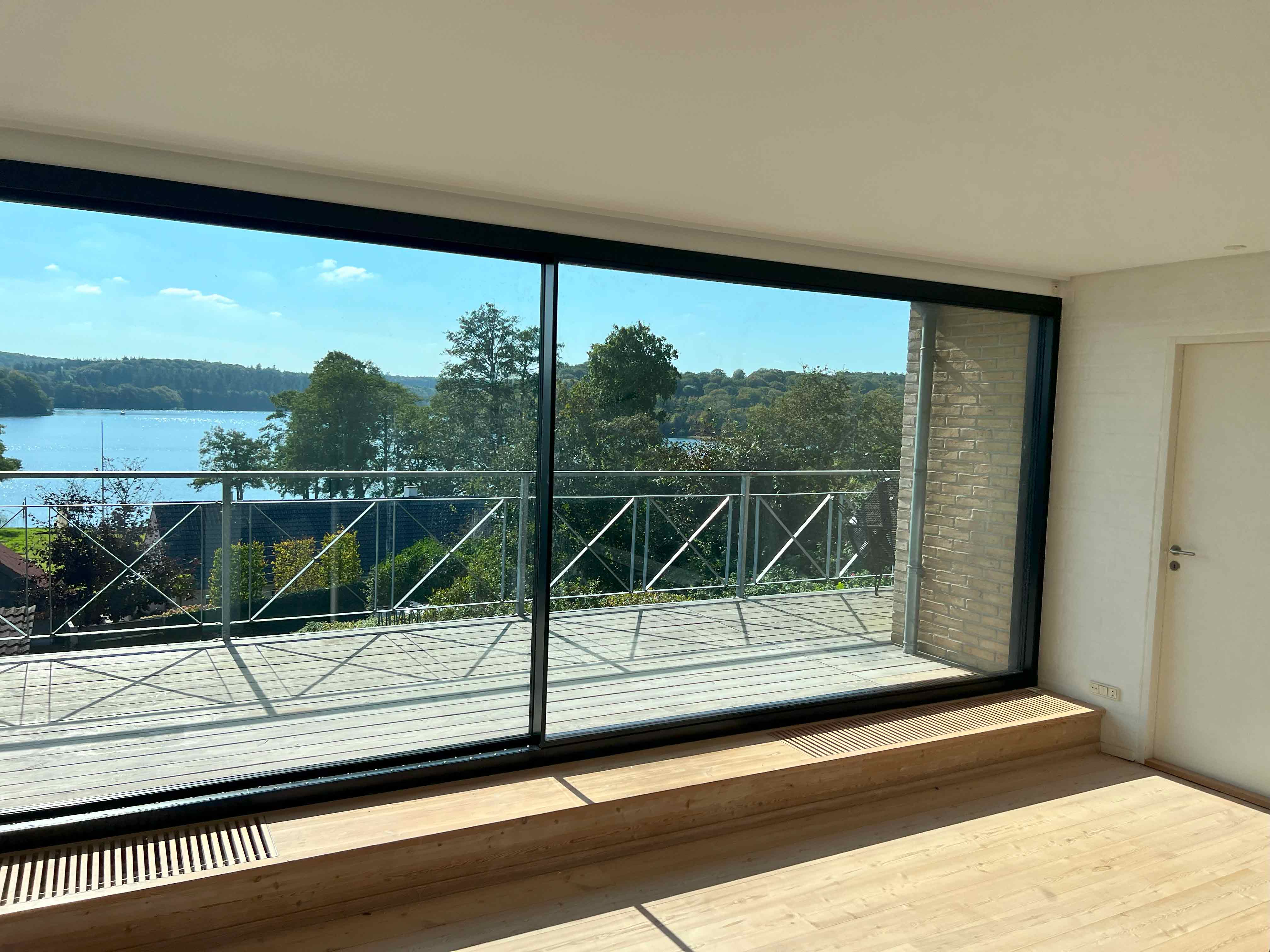 Skydedør med sort ramme, færdigmonteret og klar til at blive en del af dit hjem, skabt af MogaByG.