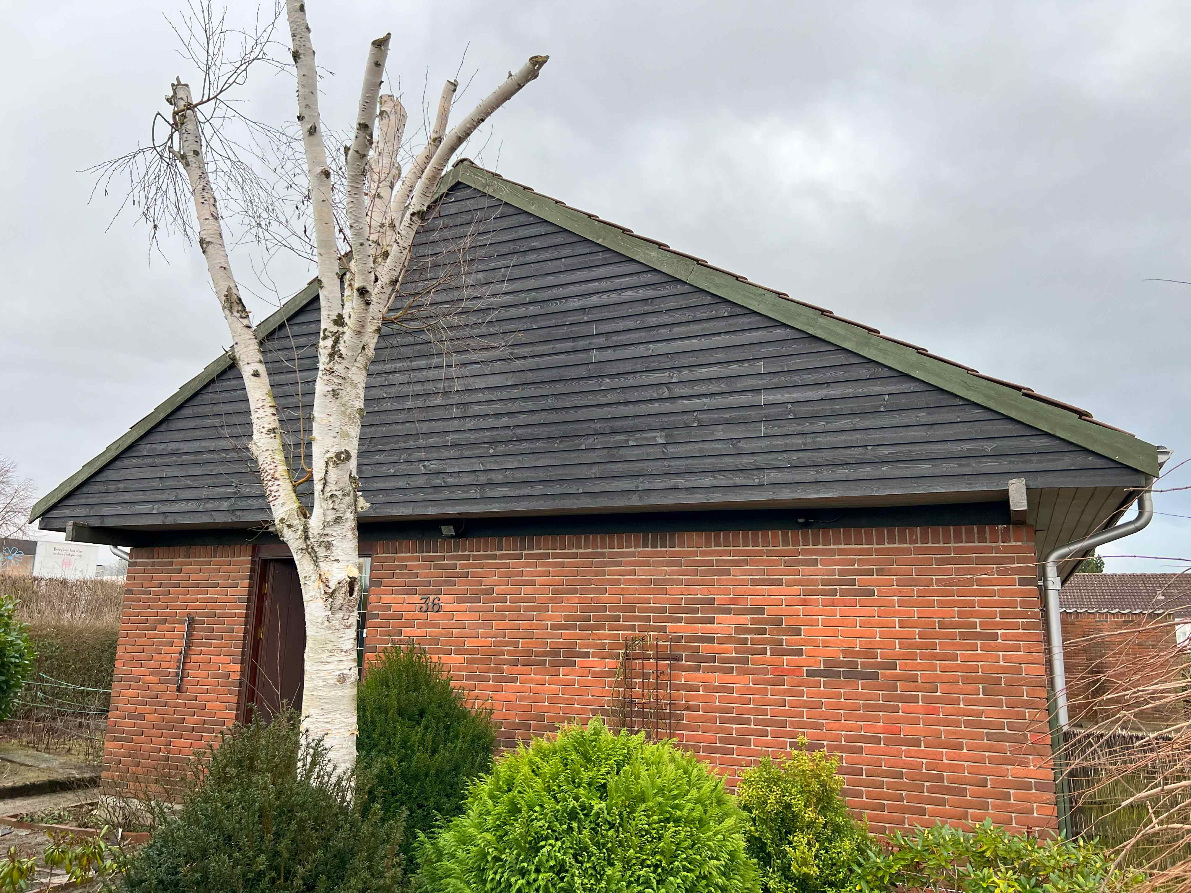 MogaByG renoverer husets gavl og skaber et smukt og holdbart resultat, der forbedrer husets udseende.